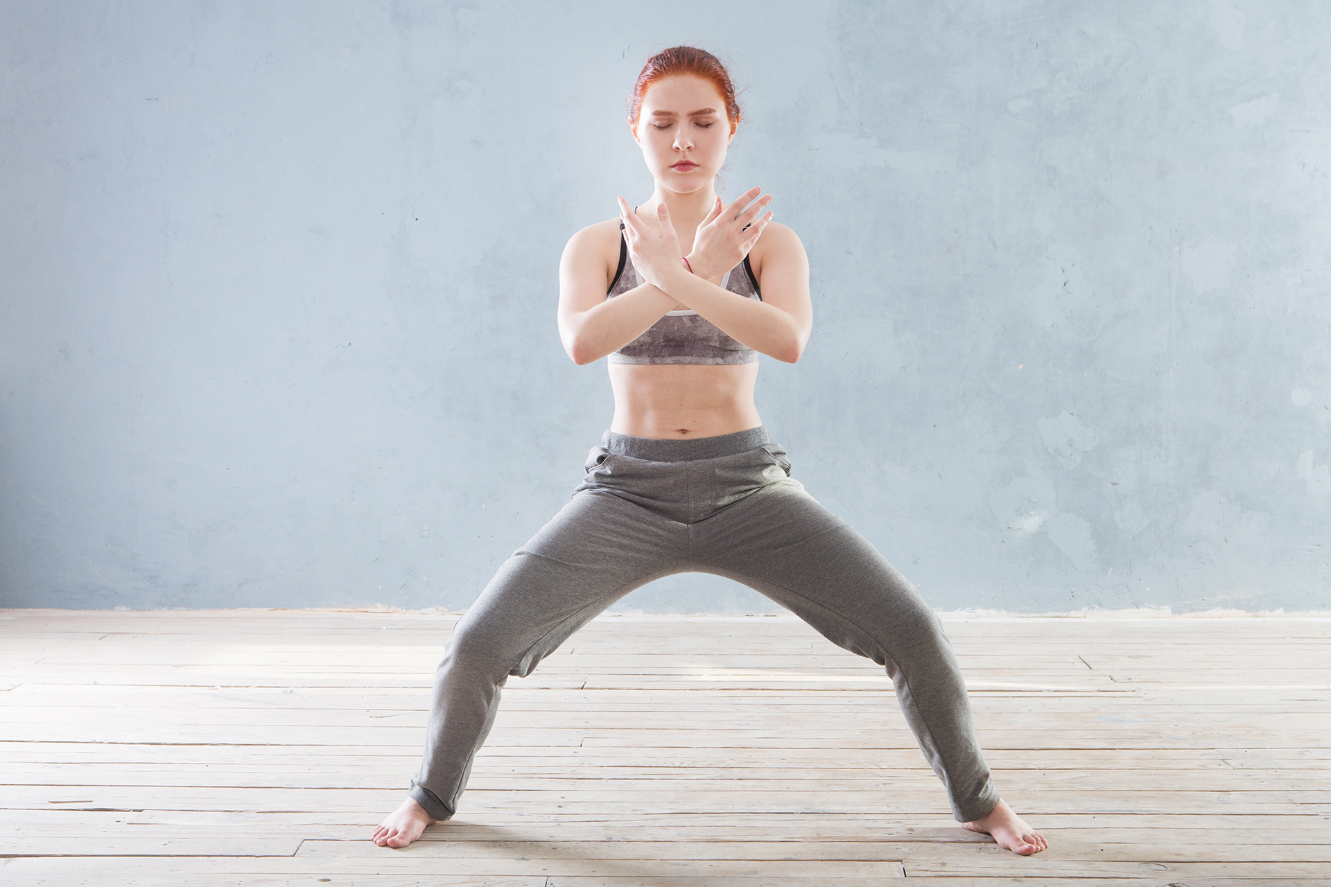 Qi Gong Junge Frau macht Qi Gong