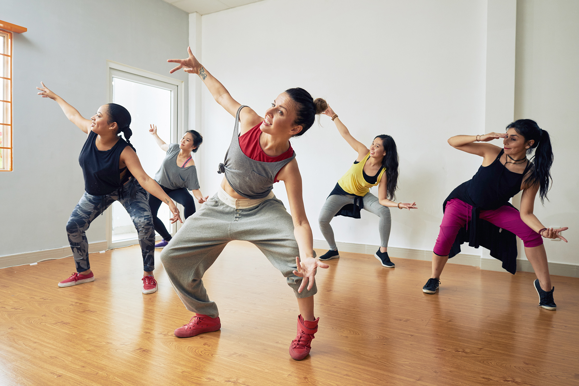 Junge Frauen tanzen Hip Hop