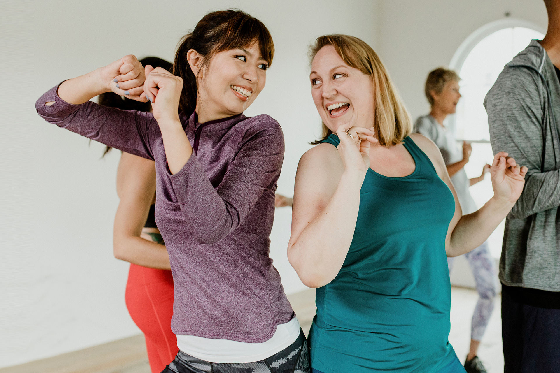 Dance Aerobic Zwei junge Frauen beim Tanzen
