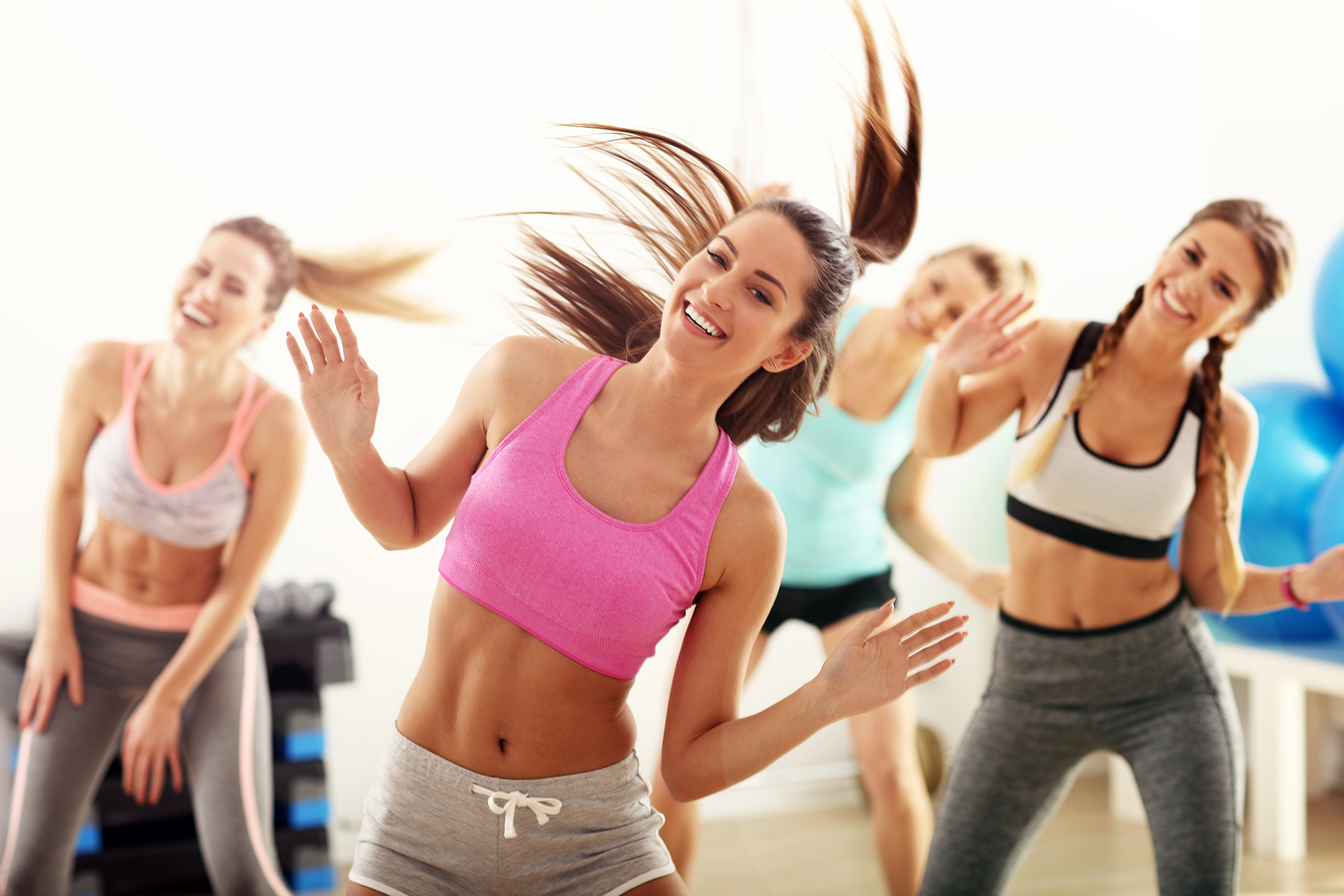 Zumba Fitness 30 plus Junge Frauen tanzen