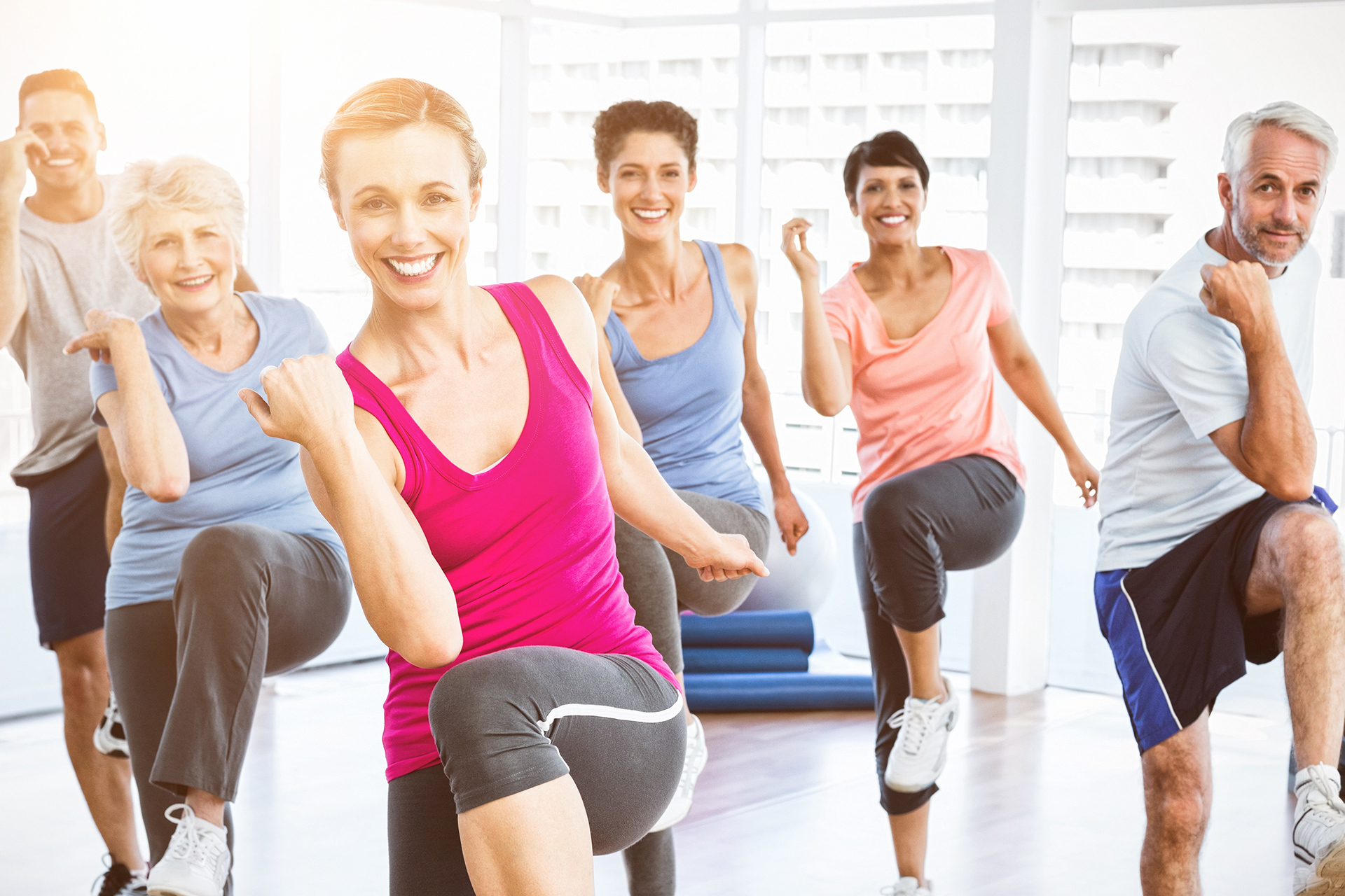 Allround Fitness Gemischte Gruppe beim Fitnesstraining