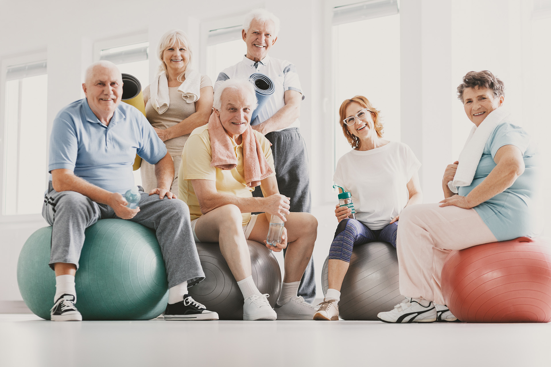 Senioren beim Sport auf Bällen